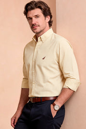 Camisa Slim Fit para hombre Ref. 111361P01 con tela ligera Termoblend, cuello francés Button Up, manga larga y acabado de fácil planchado.