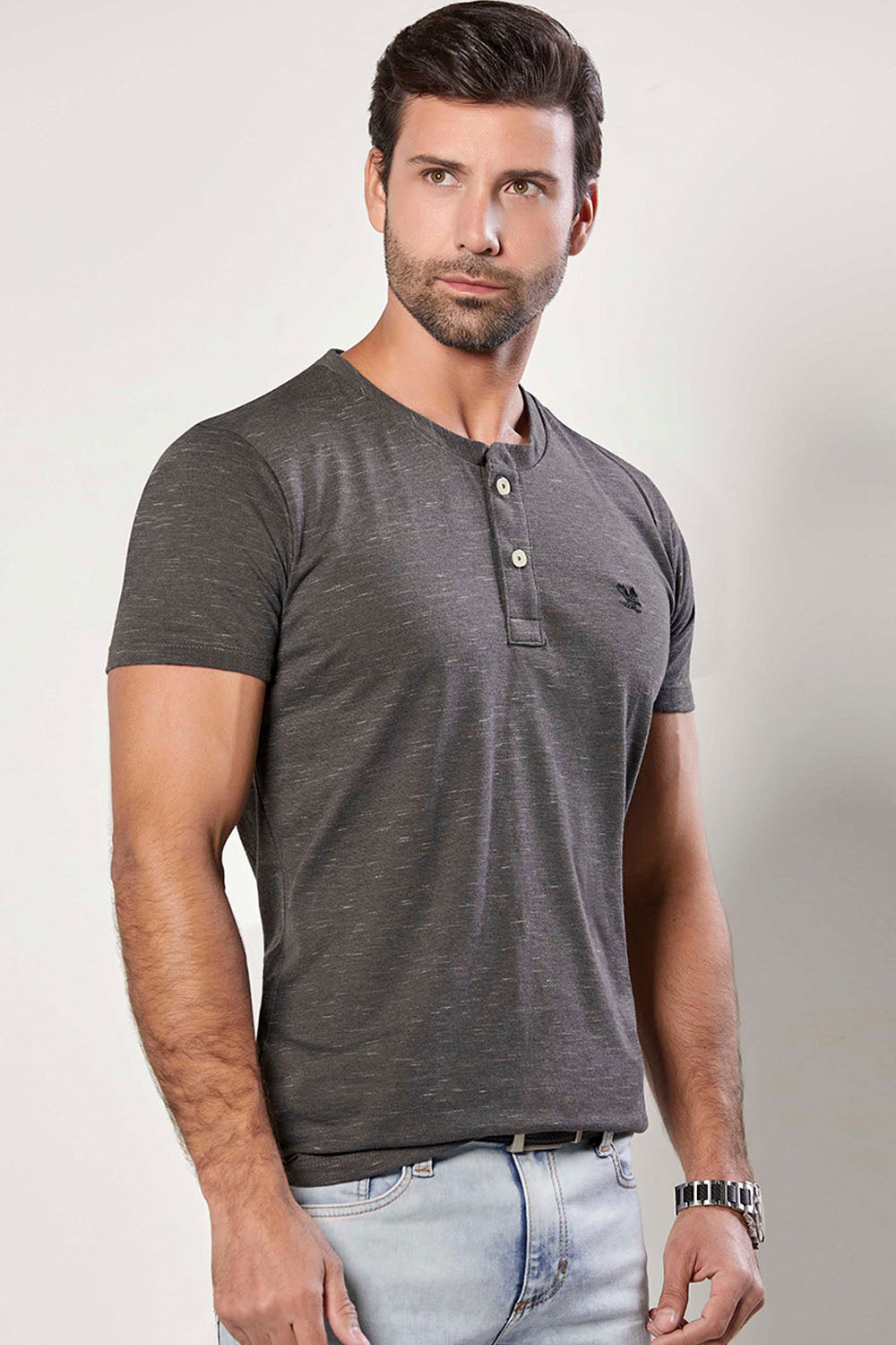 Camiseta tipo henley para hombre en color gris jaspe de manga corta