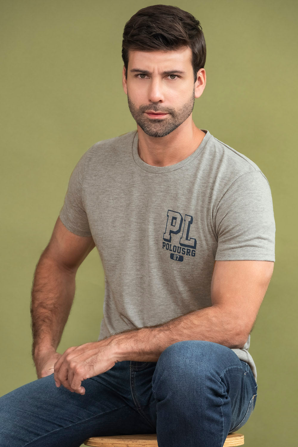 Camiseta slim fit para hombre con estampado frontal, cuello redondo y manga corta