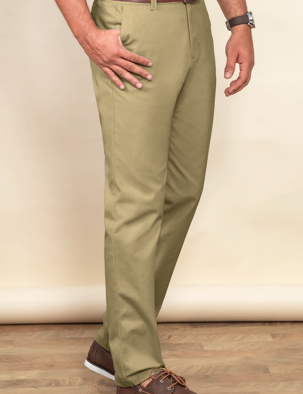 Pantalón de hombre en drill liviano con fit custom, diseño clásico y detalles modernos