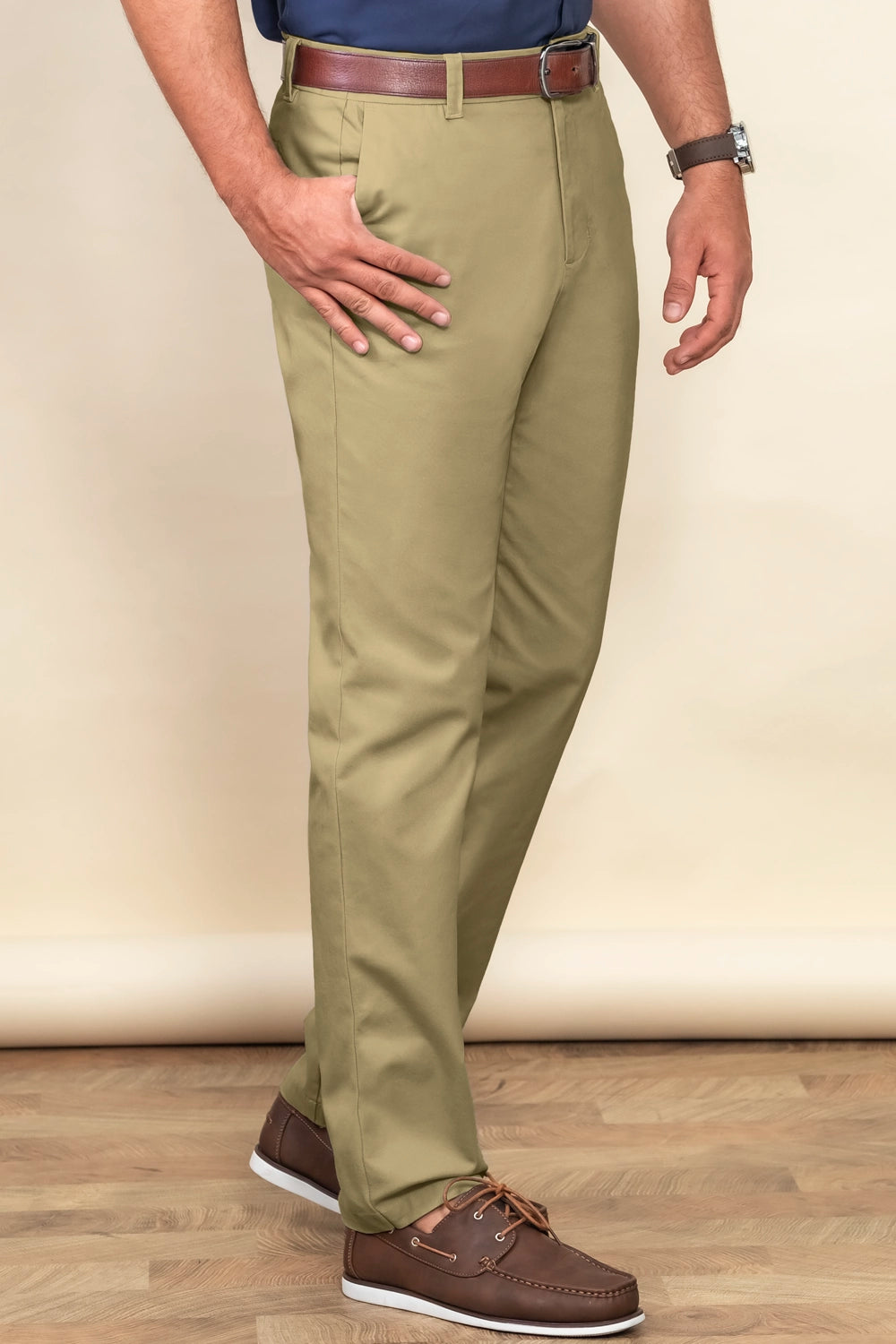 Pantalón de hombre en drill liviano con fit custom, diseño clásico y detalles modernos
