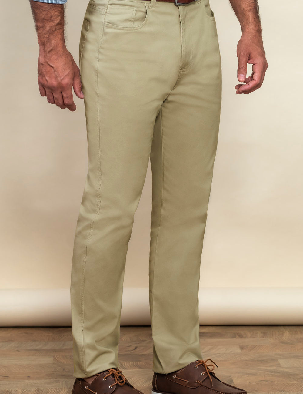 Pantalón de hombre en drill de algodón con diseño moderno y fit definido