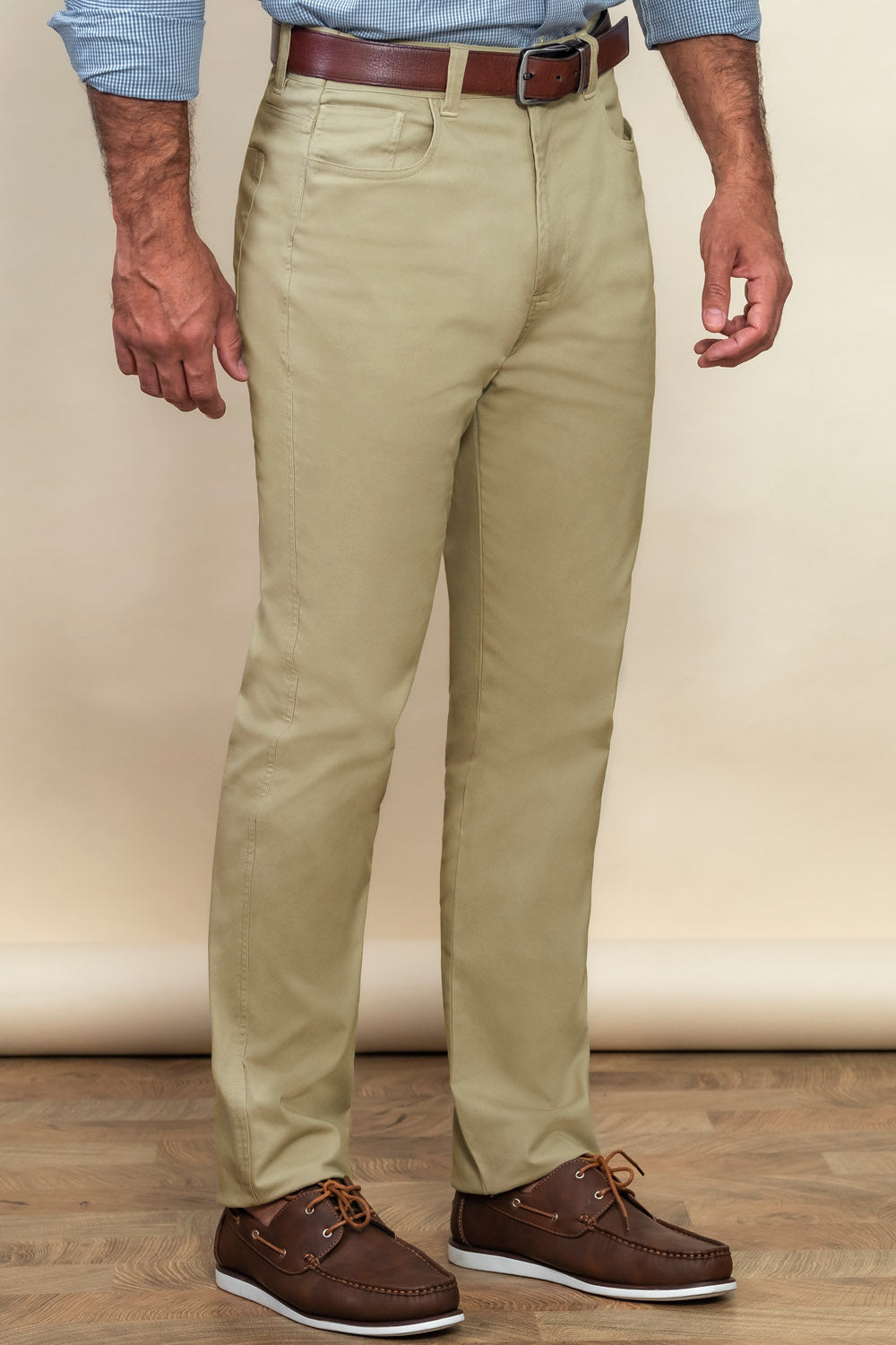 Pantalón de hombre en drill de algodón con diseño moderno y fit definido