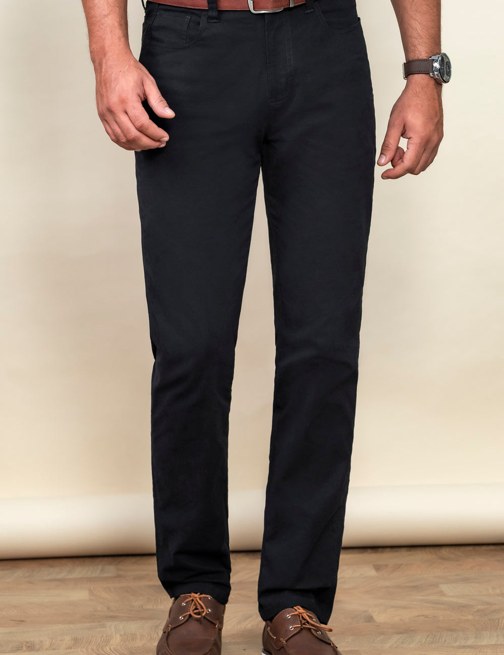 Pantalón de hombre en drill de algodón liviano con fit definido y diseño moderno