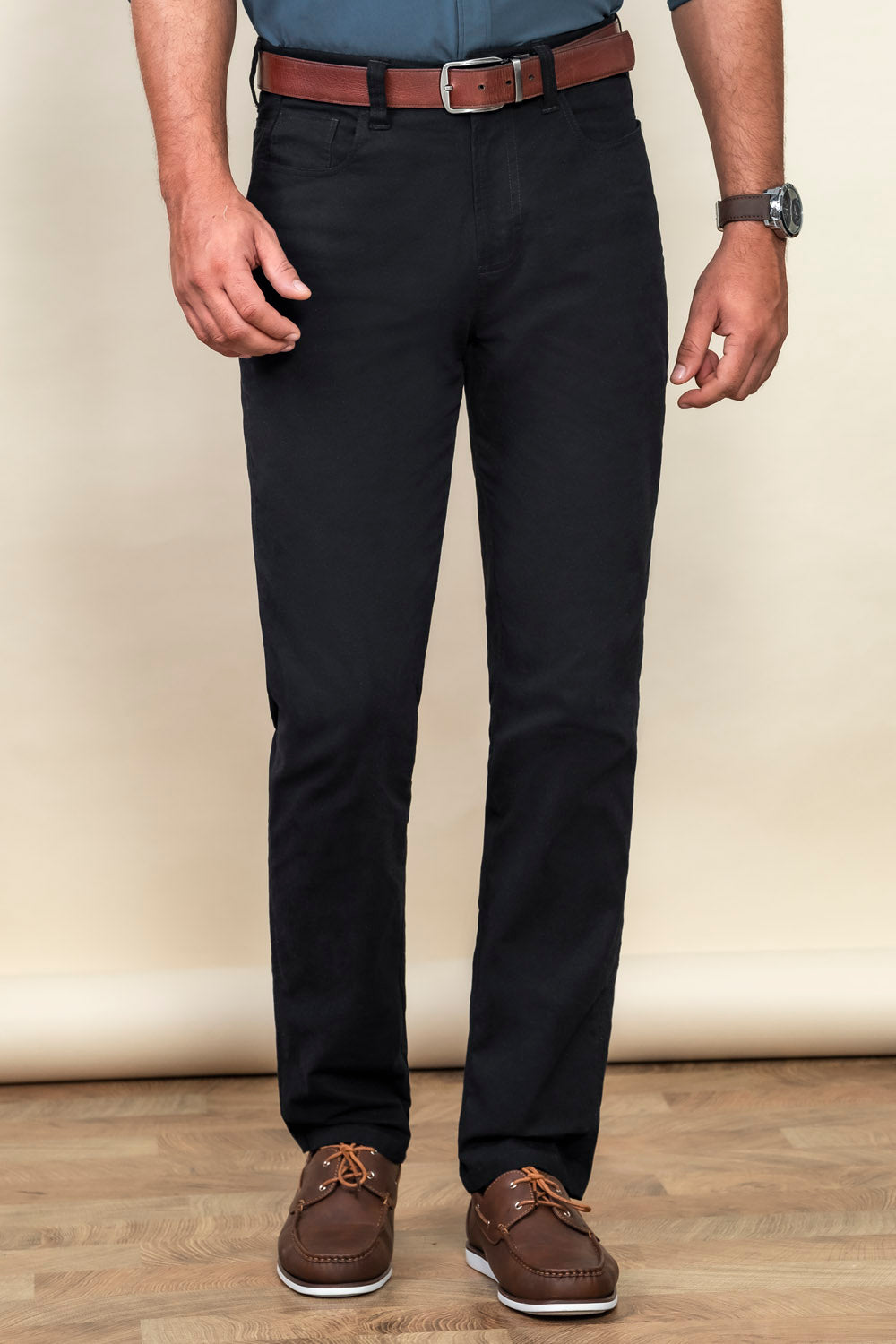 Pantalón de hombre en drill de algodón liviano con fit definido y diseño moderno