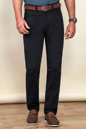 Pantalón de hombre en drill de algodón liviano con fit definido y diseño moderno