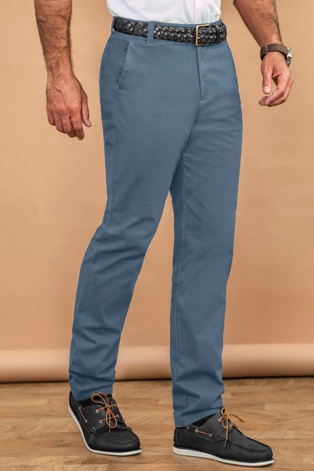 Pantalón de hombre en drill de diseño clásico con detalles modernos y fit perfecto