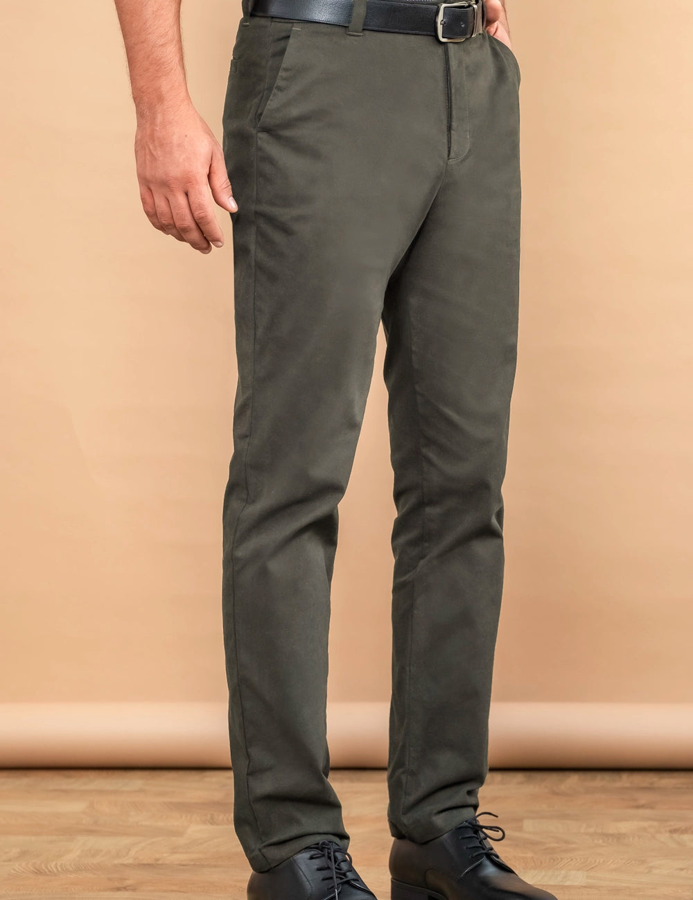 Pantalón de hombre en drill liviano con fit custom y diseño clásico moderno