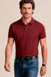 Polo custom fit para hombre en tela piqué con cuello y puños tejidos y bordado delantero