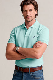 Polo custom fit para hombre en tela piqué con cuello tejido y bordado frontal