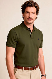 Polo custom fit para hombre en tela piqué con cuello tejido y bordado delantero