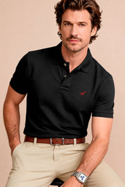 Polo custom fit para hombre en tela piqué con cuello tejido y bordado frontal