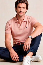 Polo custom fit para hombre en tela piqué con cuello tejido y bordado frontal