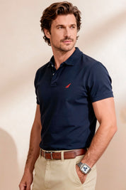 Polo custom fit para hombre en piqué con cuello y puños tejidos y bordado frontal