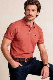 Polo custom fit para hombre en piqué con cuello tejido y bordado delantero