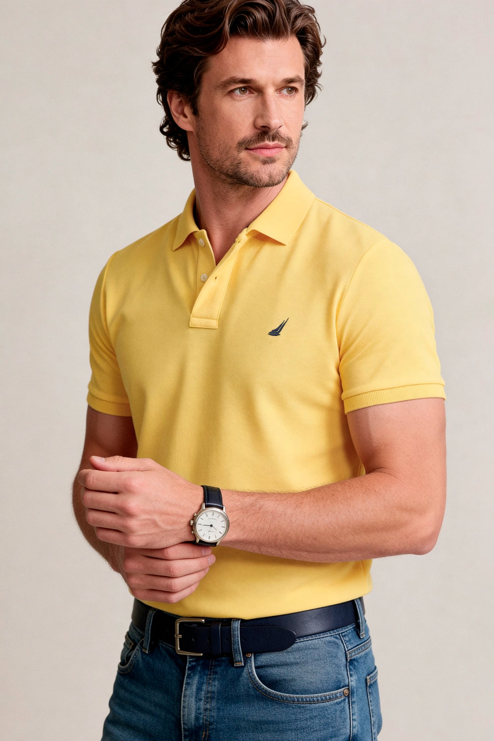 Polo custom fit para hombre en tela piqué con cuello y puños tejidos y bordado frontal